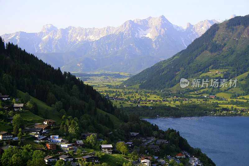 上面的泽勒湖-泽尔am See和山脉景观鸟瞰图，泰洛风景在奥地利萨尔茨堡土地，奥地利